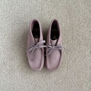 Kids Clarks pink Wallabee O Boot, size 1